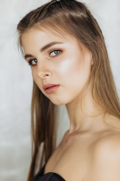 Foto retrato de modelo de moda de una hermosa morena, retrato de una niña con maquillaje.