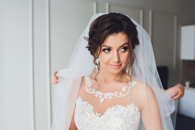 Retrato de modelos de moda con ramo de flores, maquillaje y peinado de novia hermosa mujer