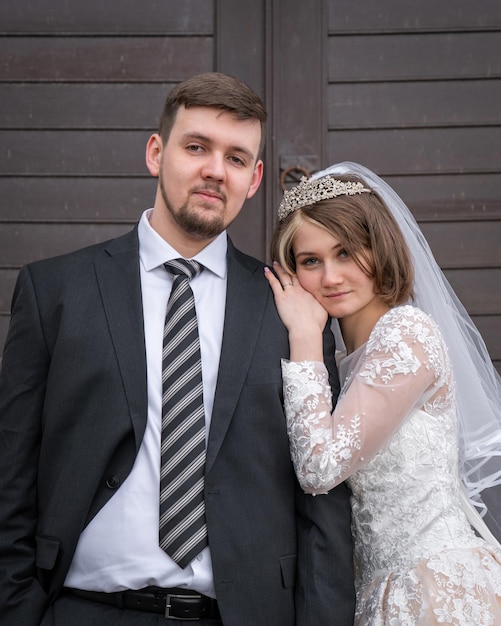 retrato, de, un, moderno, joven, pareja, novia y novio, primer plano, familia, boda