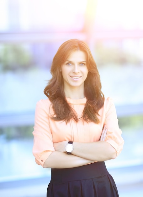 Retrato, de, moderno, mujer joven, en, oficina borrosa, fondo., Foto, con, espacio de copia