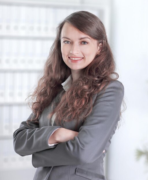 Retrato moderno de primer plano de una mujer de negocios confiada