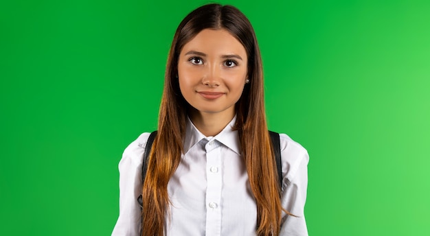 Retrato de una morena con una camisa blanca