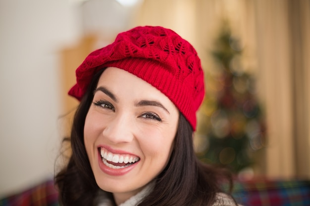 Retrato de una morena con sombrero en Navidad