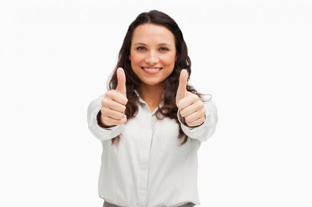 Foto retrato de una morena sonriendo mientras se aprueba