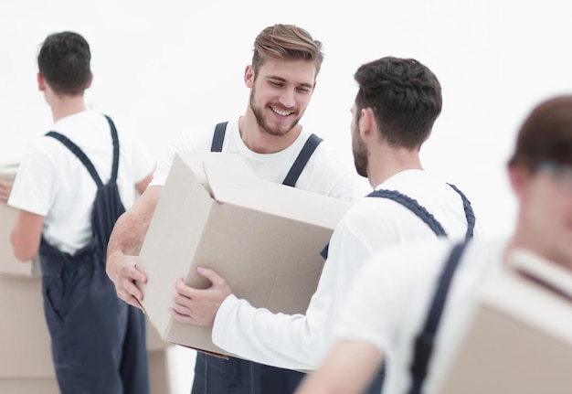 retrato, de, motores, tenencia, caja, sonriente, aislado, blanco, centrico