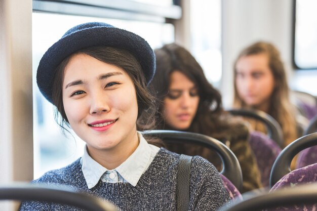 Retrato de una muchacha asiática en un autobús