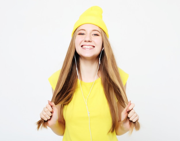 Retrato de muchacha hermosa con auriculares