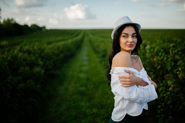 Retrato de muchacha hermosa en campo