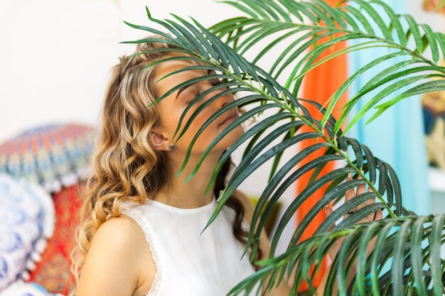 Retrato de muchacha hermosa con hoja de palma