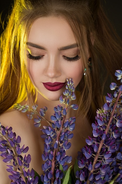 Retrato de una muchacha hermosa con lupines