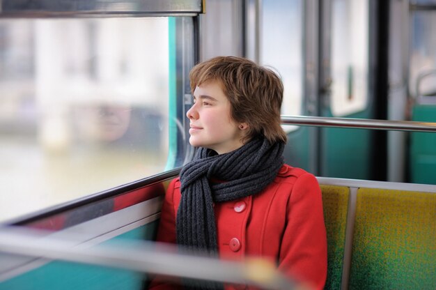 Retrato de muchacha hermosa en metro parisino