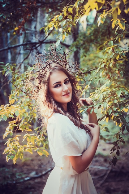 Retrato de muchacha hermosa con ojos mágicos en vestido