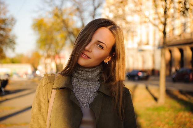 Foto retrato de muchacha hermosa en el parque brillante.