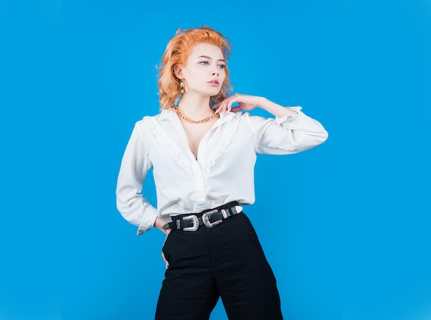 Retrato de muchacha hermosa en vestido de moda. Mujer joven con estilo.