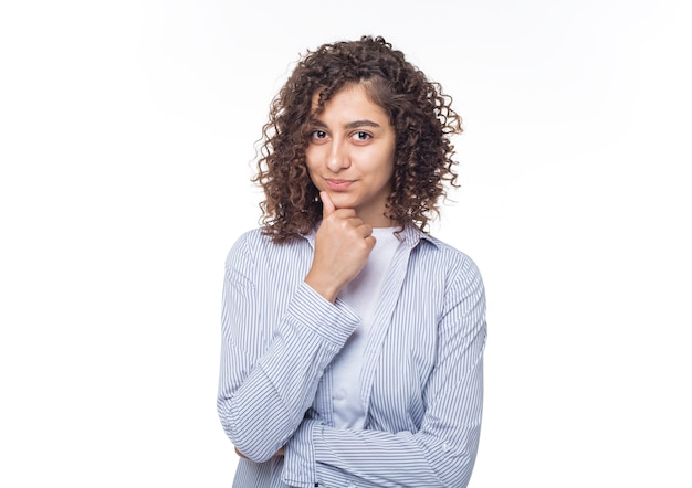 Retrato de una muchacha pensativa india en blanco aislada.