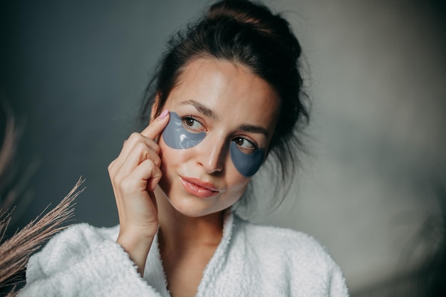 Foto retrato de una mujer de 30 años con parches en la cara