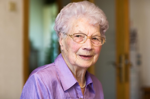 Retrato de mujer de 91 años en su piso