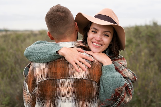 Foto retrato, de, mujer, abrazar, novio