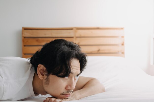 Retrato de una mujer acostada en la cama