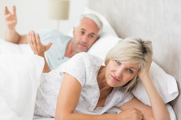 Retrato de una mujer además del hombre en la cama