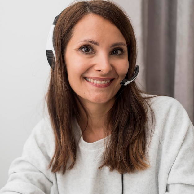 Foto retrato de mujer adulta disfrutando de trabajar desde casa