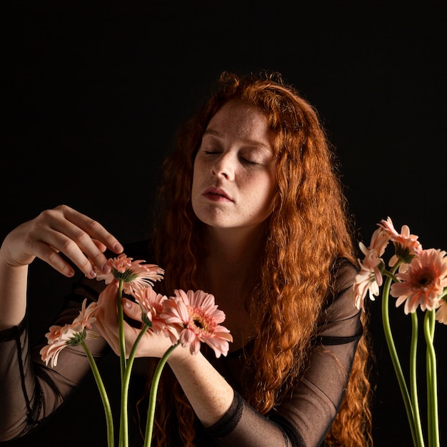 Retrato de mujer adulta con flores de colores