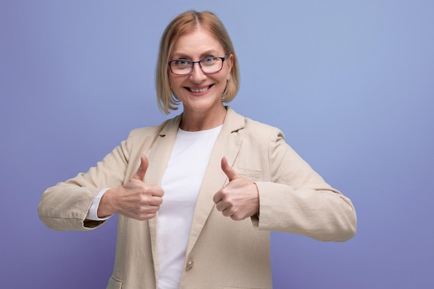 Retrato de una mujer adulta con un peinado bob de manera estricta sobre un fondo brillante con copia