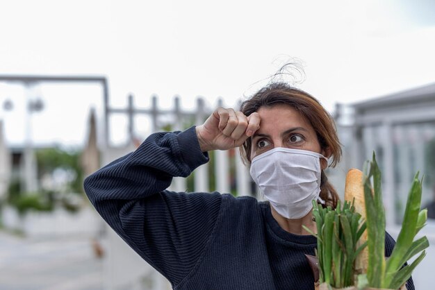 Foto retrato de una mujer adulta sosteniendo una planta