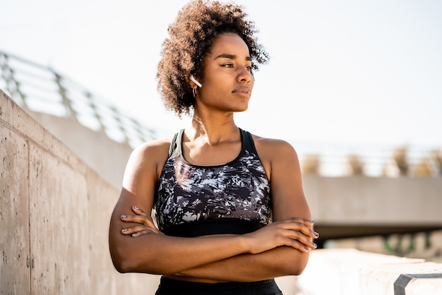 Retrato de mujer afro atleta de pie al aire libre en la calle. Deporte y estilo de vida saludable.