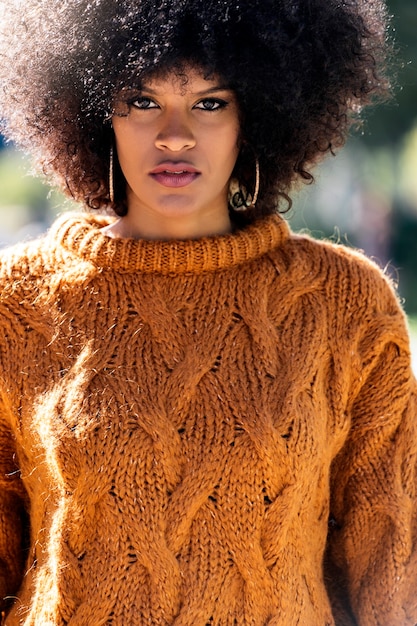 Retrato de mujer afro atractiva en la calle. Concepto de estilo de pelo