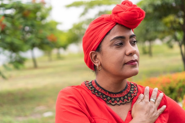 Retrato de una mujer afro mayor en el parque