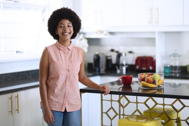 Retrato de mujer afroamericana en la cocina sonriendo