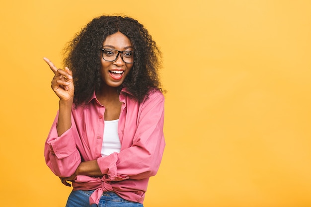 Retrato de mujer afroamericana con gafas