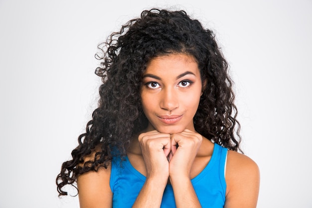 Foto retrato de una mujer afroamericana linda feliz mirando a cámara aislada