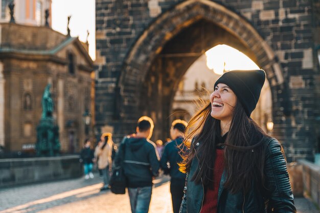 Retrato de mujer al amanecer en el puente de carlos en el espacio de copia de praga