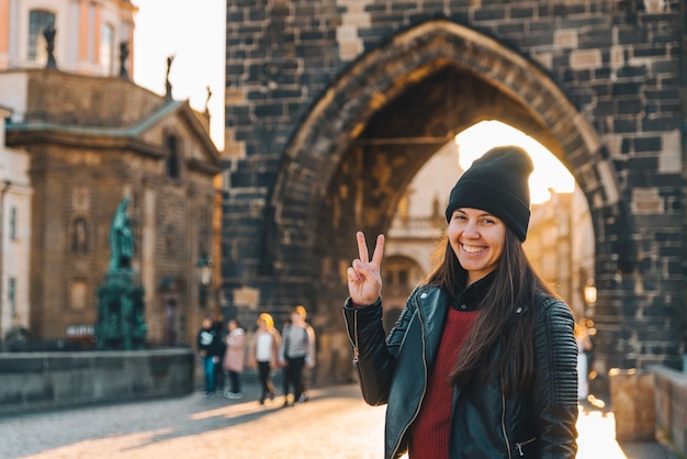 Retrato de mujer al amanecer en el puente de carlos en praga