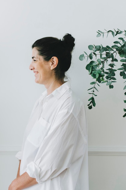 Retrato de una mujer alegre en un lino blanco