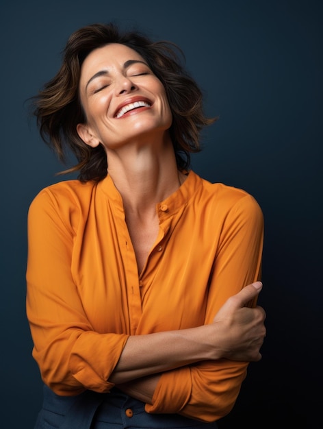 Foto retrato de una mujer alegre de mediana edad abrazándose a sí misma abrazándose con amor propio