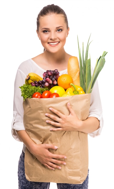 Retrato de la mujer alegre que sostiene el bolso de compras.