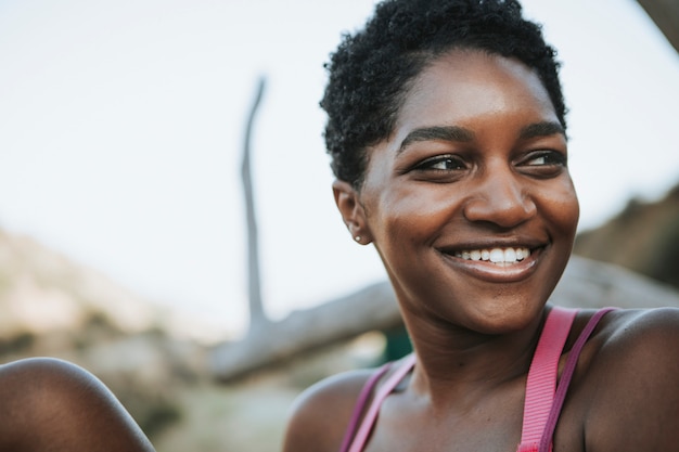 Retrato de una mujer alegre