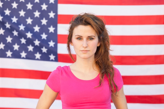 Retrato de una mujer americana caucásica aislada en una bandera de Estados Unidos