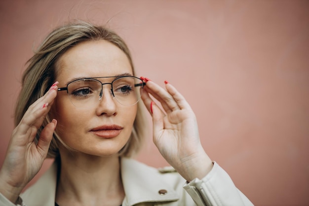 Retrato de mujer en anteojos médicos