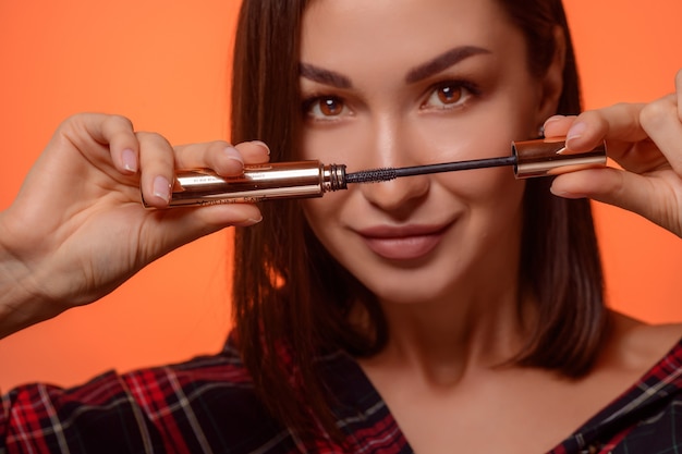 retrato mujer aplicando maquillaje