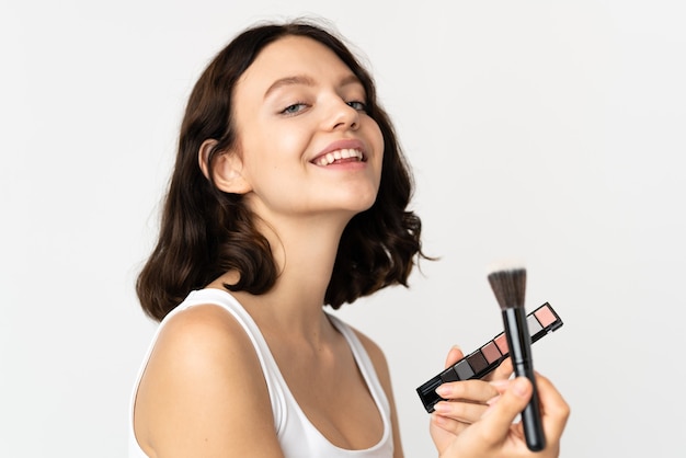 retrato mujer aplicando maquillaje