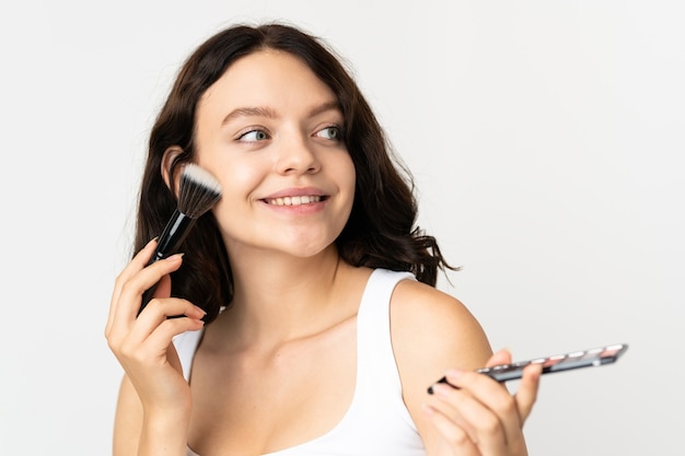 retrato mujer aplicando maquillaje