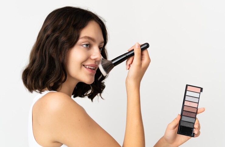 Foto retrato mujer aplicando maquillaje