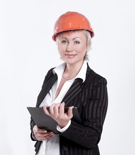 Retrato de una mujer arquitecta con documentos.aislado en blanco.Foto con espacio de copia