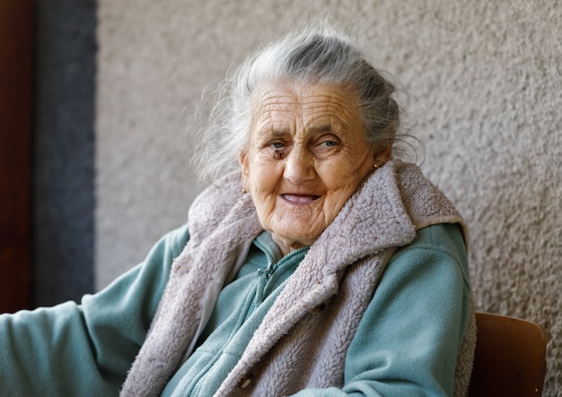 Retrato de una mujer arrugada muy vieja