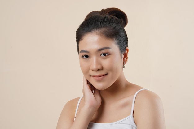 Retrato de mujer asiática aplicando cuidado de la piel y mascarilla facial orgánica para limpiar la piel. Piel limpia y fresca