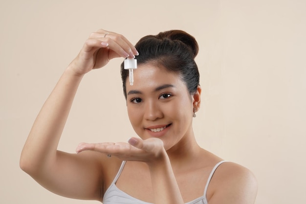 Retrato de mujer asiática aplicando cuidado de la piel y mascarilla facial orgánica para limpiar la piel. Piel limpia y fresca